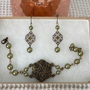 Beautiful like new matching earrings and bracelet set!